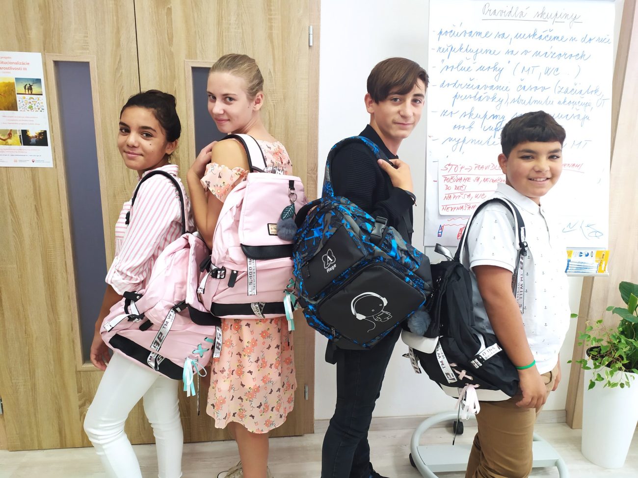 Amazon nám daroval zdravotnícke pomôcky a ruksaky pre študentov